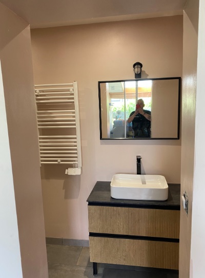 Salle d'eau terminée avec meuble vasque et sèche-serviettes