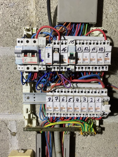 Tableau électrique vétuste à porte-fusibles avant intervention